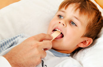 Уход за детьми :: Чем лечить красное горло у ребенка: лекарственные препараты и народные средства