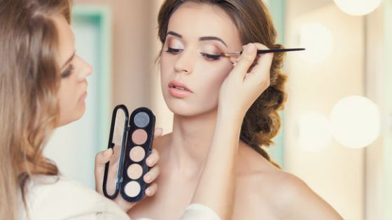 Небольшие глаза зрительно увеличат тени светлых оттенков